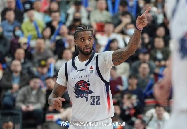 考验山东其他内线球员的时候到了，山东男篮外援克里斯在对阵天津男篮的比赛中遭遇手指