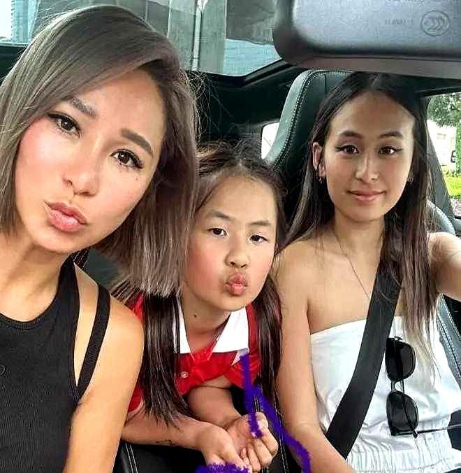 洗米华还在里面，后妈抱着继女在伦敦痛哭。陈慧玲飞到伦敦，一把抱住穿着硕士袍