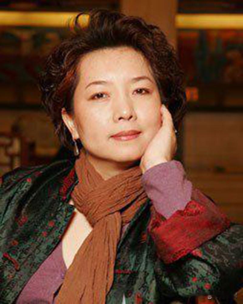 唐师曾与前妻王淳华唐师曾前妻王淳华，中央戏剧学院导演系毕业，北京电视台知名