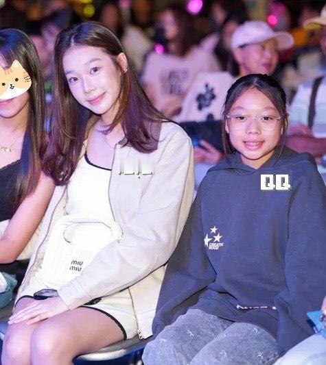 富士康两位千金罕见现身！大女儿超像妈妈，小女儿像爸爸！11月8日，富士康老板娘