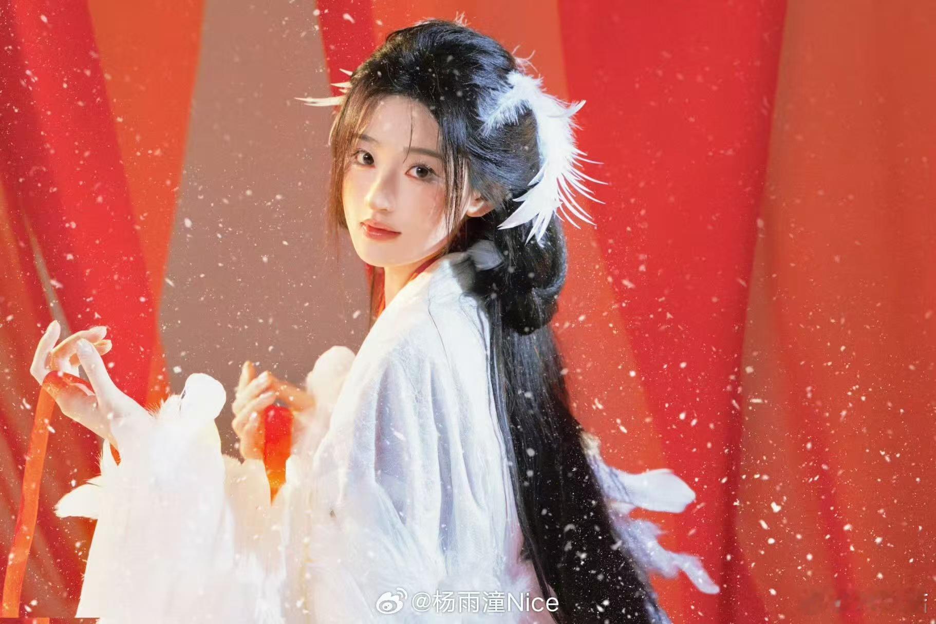 杨雨潼的直播充满了真诚与情感，她在读完小作文后哽咽落泪，感动了所有人。她对每个细