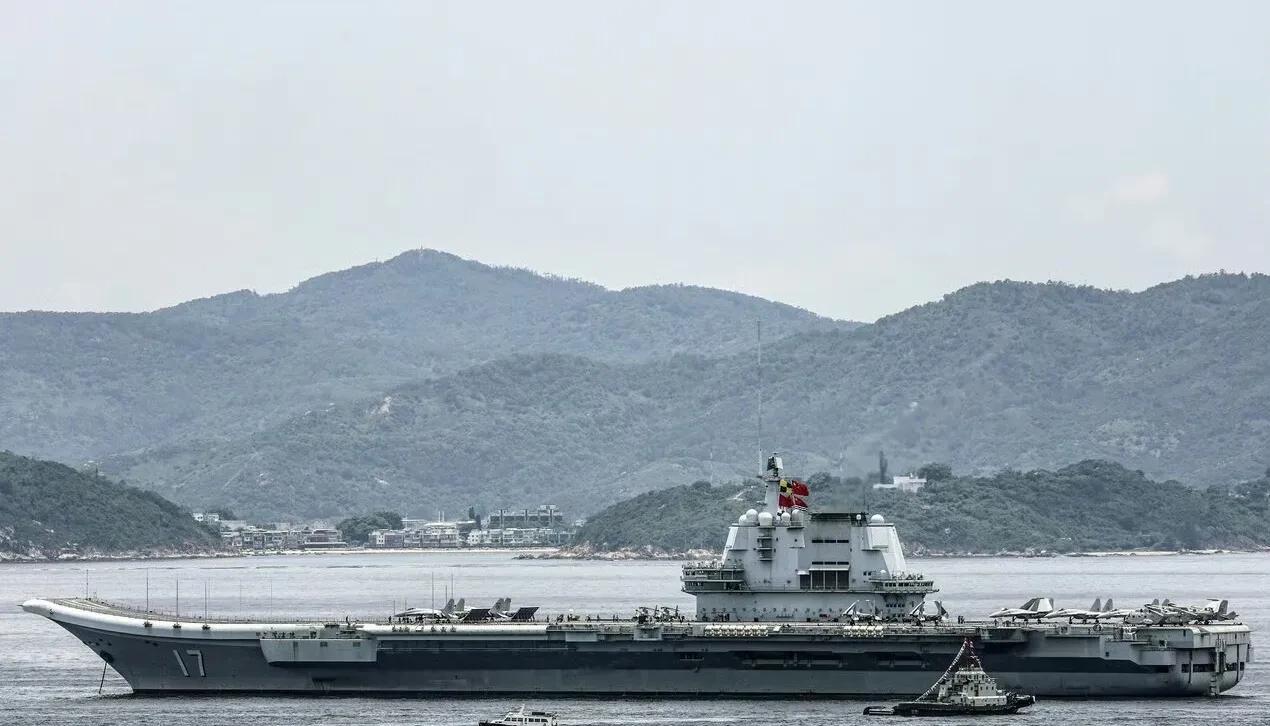 日本媒体拍摄的山东舰航母访港照，看起来相当霸气威武，不愧是御用摄影师，第二张是香