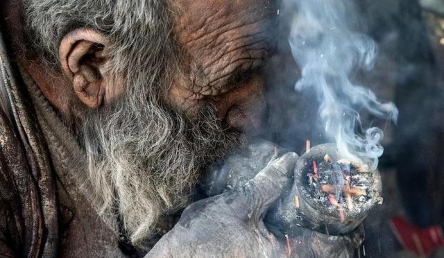 “你太脏了！”2022年，在好心人的劝说下，一位坚持了60年不洗澡的94岁伊朗老
