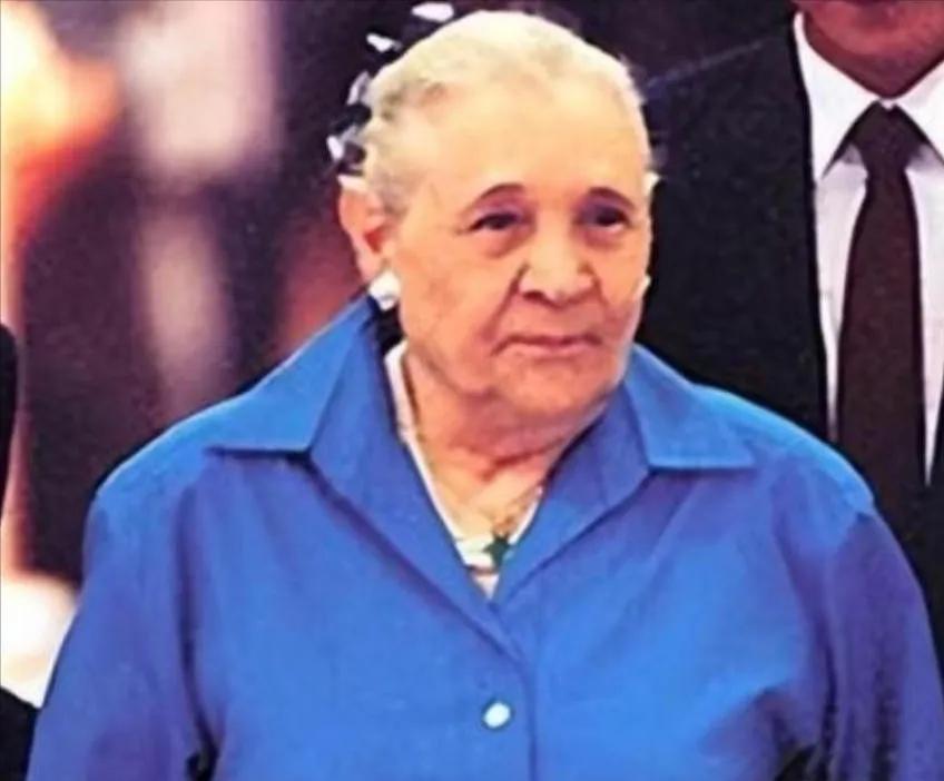 1939年，蒋经国的妻子蒋方良正在屋内行走。突然，她脱光了自己的衣服，从楼上跑到