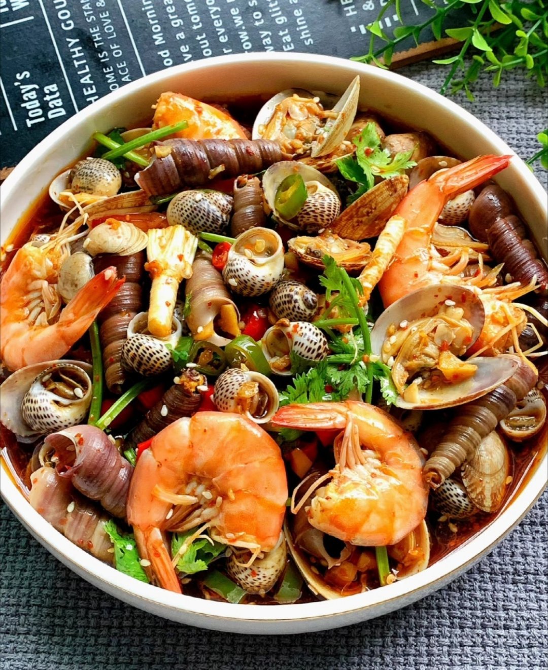 海鲜市场成就了多少00后 一到饭点就馋海鲜！清蒸的鲜，辣炒的香，一口下去全是大