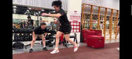牛冠凯发出队里训练的视频，五竹叔又给设计了新的训练动作。虽然不懂训练的东西，但