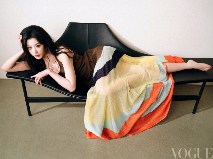 孔雪儿鲜活入戏VOGUE大片，好舒展自在的美