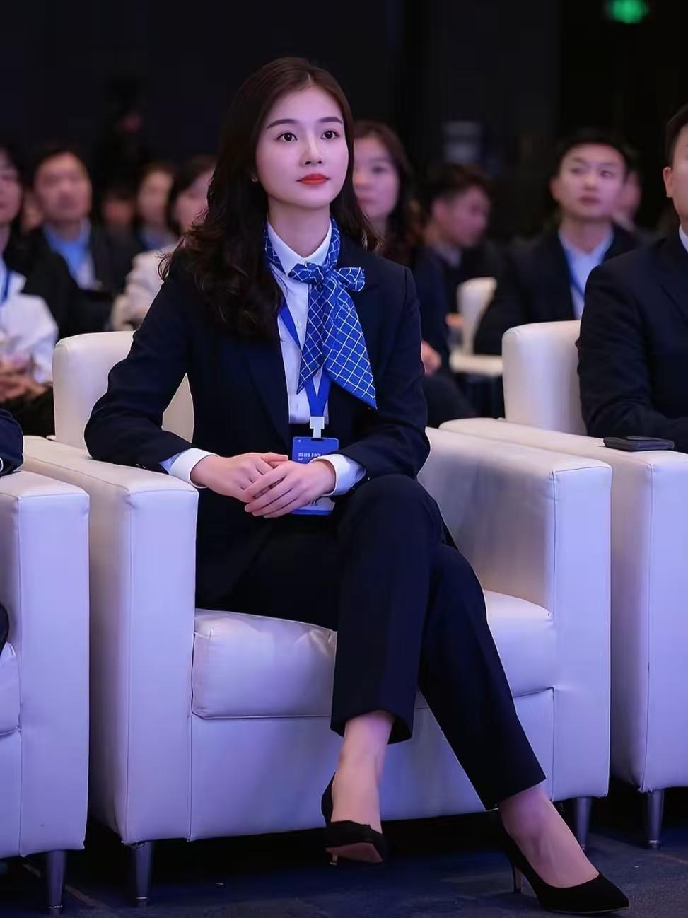 哎呀，这位年轻的美女领导不看不知道，一看还真吸引眼球！瞧她目光炯炯，神情专注，坐
