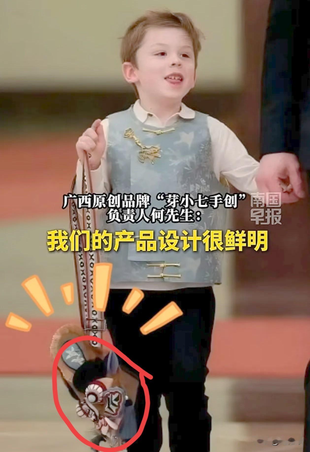 谁也没料到咱们国货再度惊艳出圈！马斯克带着幼子现身北京，孩子手中的包包，竟是