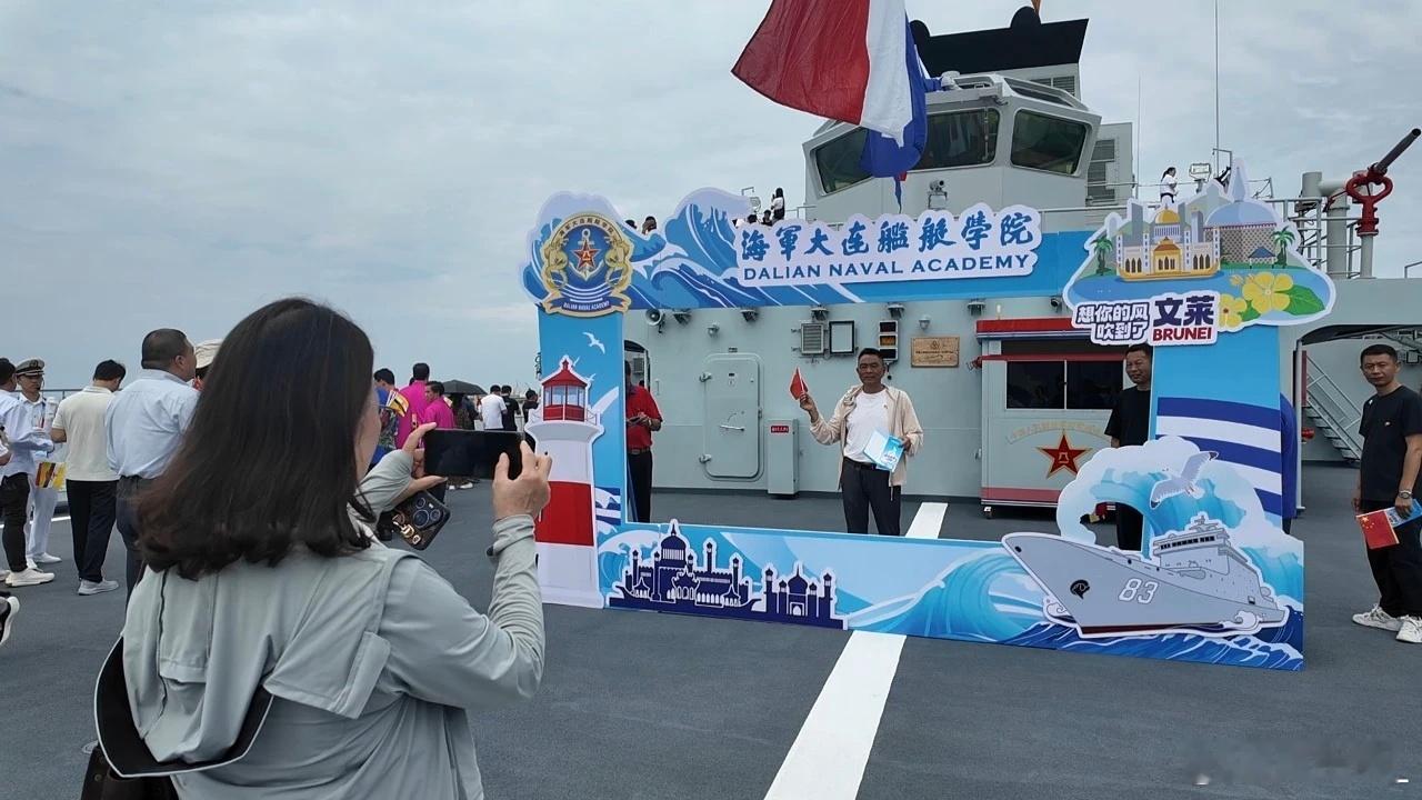 83舰编队抵达文莱，不忘宣传大连舰院