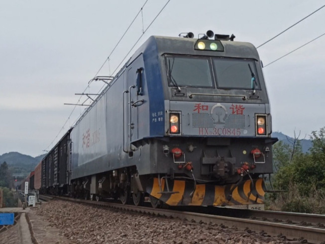 一列货列低调驶出甘肃兰州，白宫这下坐不住了：担心失去扼制中方手段！据塔吉克斯坦交