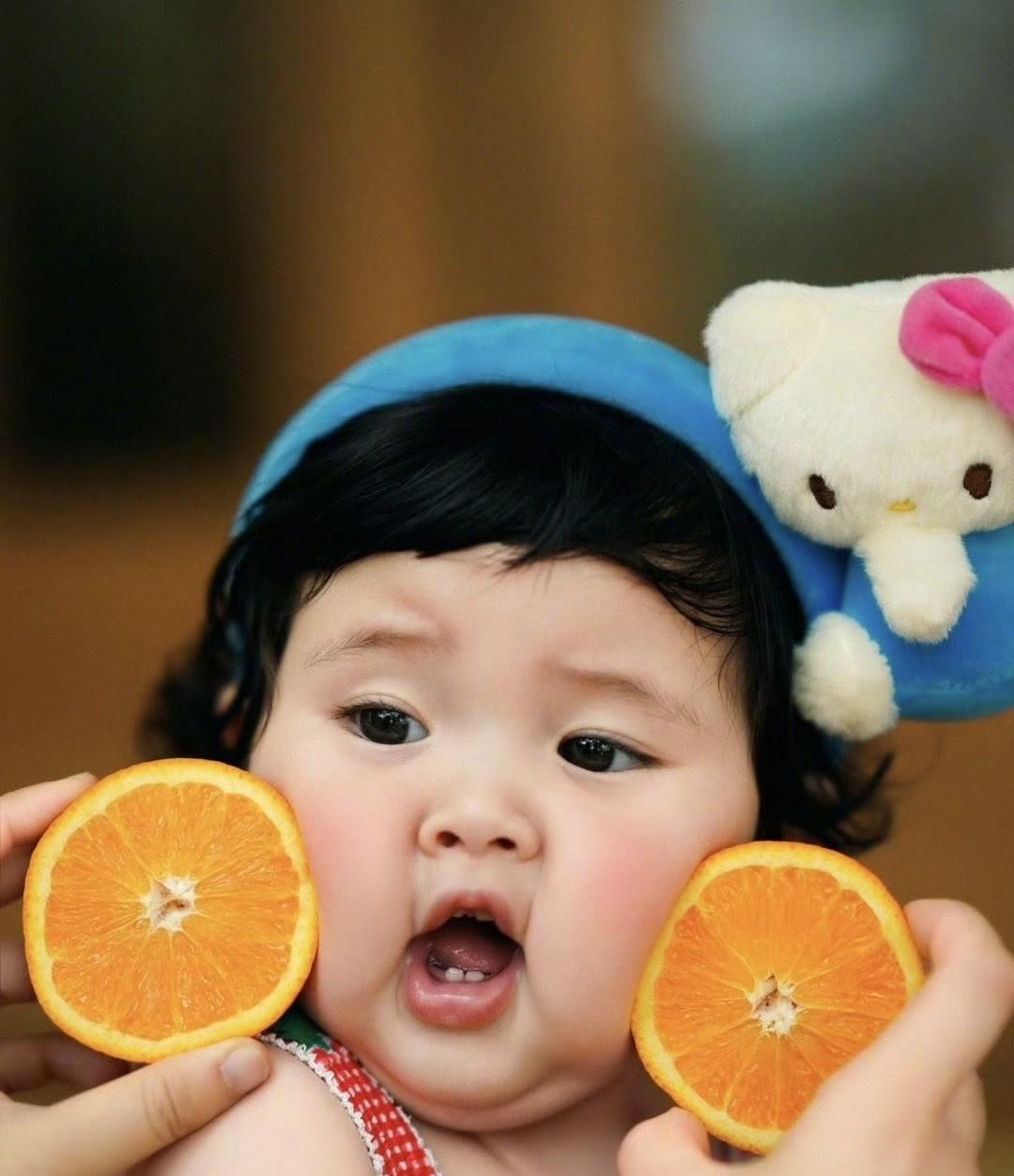 #我的宝藏兴趣#韩安冉小女儿优米夏日写真，吃西瓜的样子真的要萌化人心了，太可爱