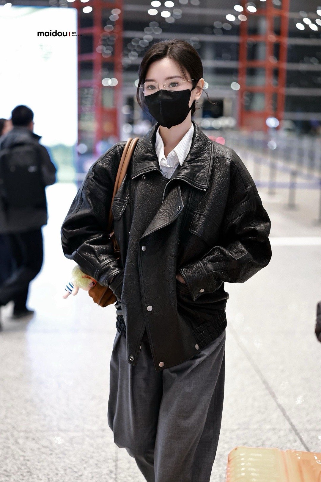 研讨会上的毛晓彤气质太出众！端庄得体的装扮配上她独特的温柔力量，让人看到职场女性