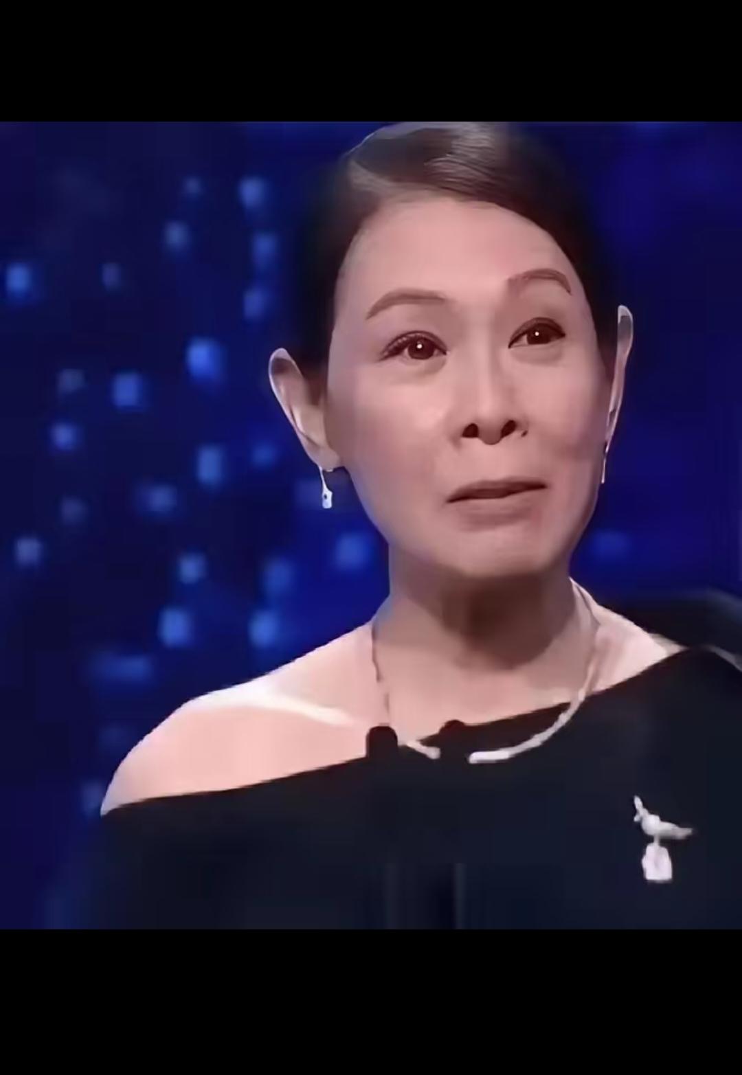 都快六十岁的了，这个样子已经很不错了！有很多明星是不愿意做医美的，自然的老去也