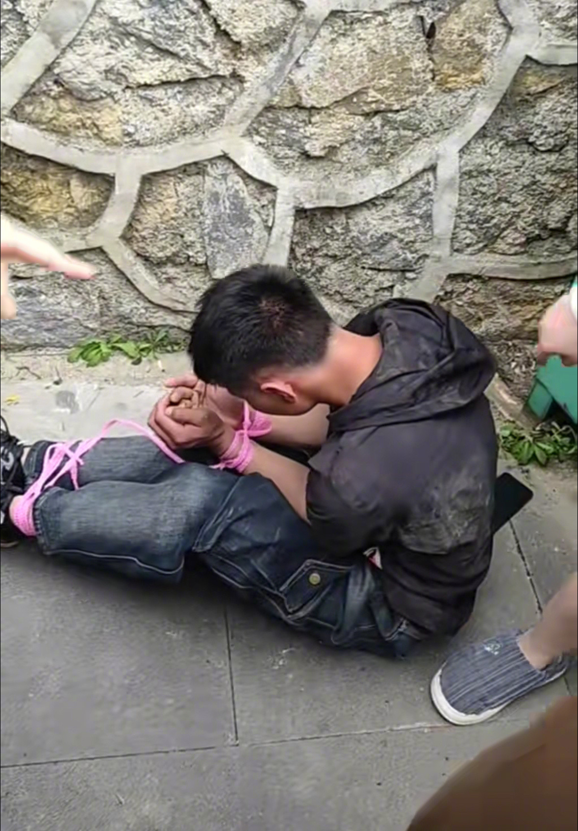 【#毕节警方回应男子在社区拐带儿童#】#男子拐带儿童被五花大绑遭暴打#5月5日