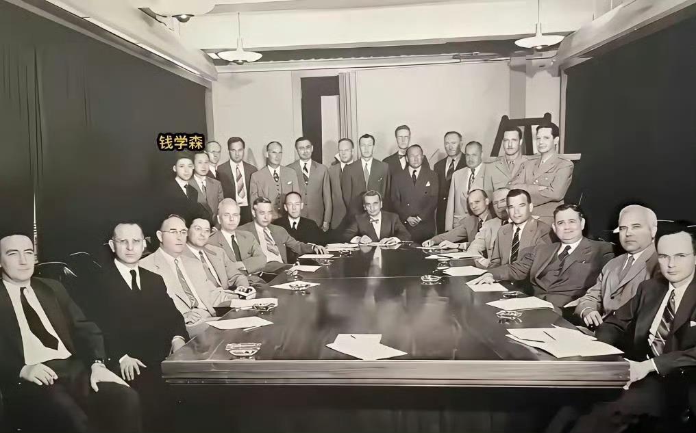 一张美国国防部会议老照片告诉你美国为什么五个师也不换一个钱学森，百般阻挠钱老回国