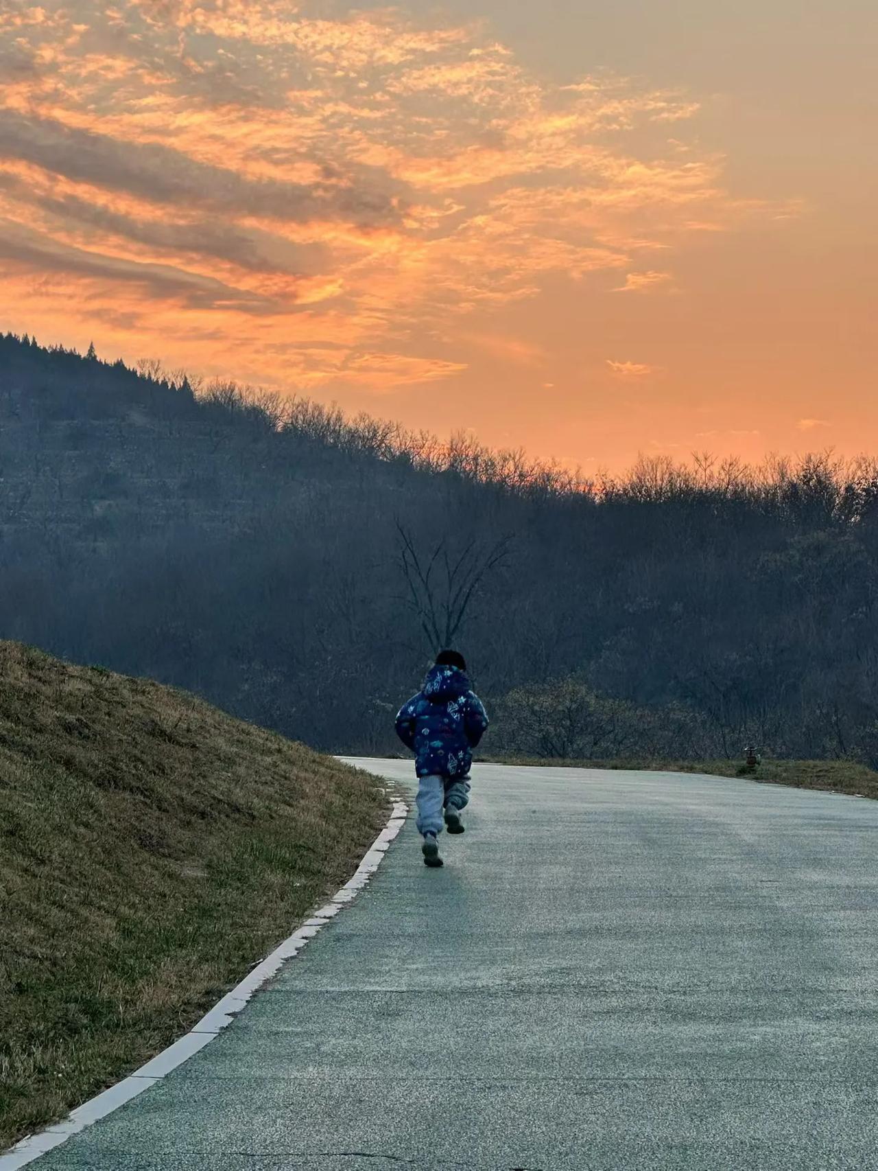 陪孩子来泰安转转。旅游其实应该少听本地人建议，因为熟悉地方没有风景。带着孩子