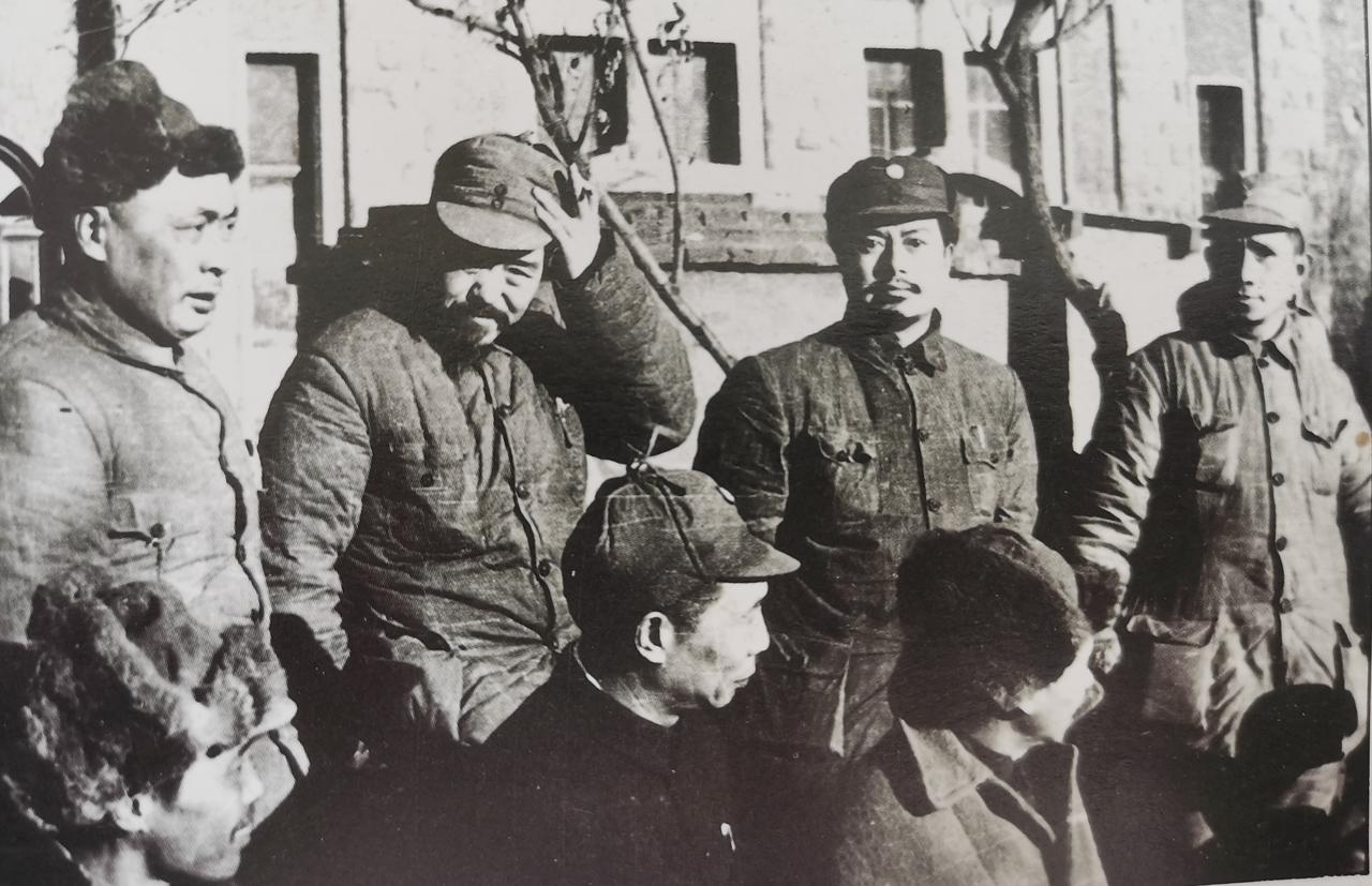 1955年4月1日，总参谋长粟裕和陈毅一起来到北京饭店，主持召开华东同志座谈会。