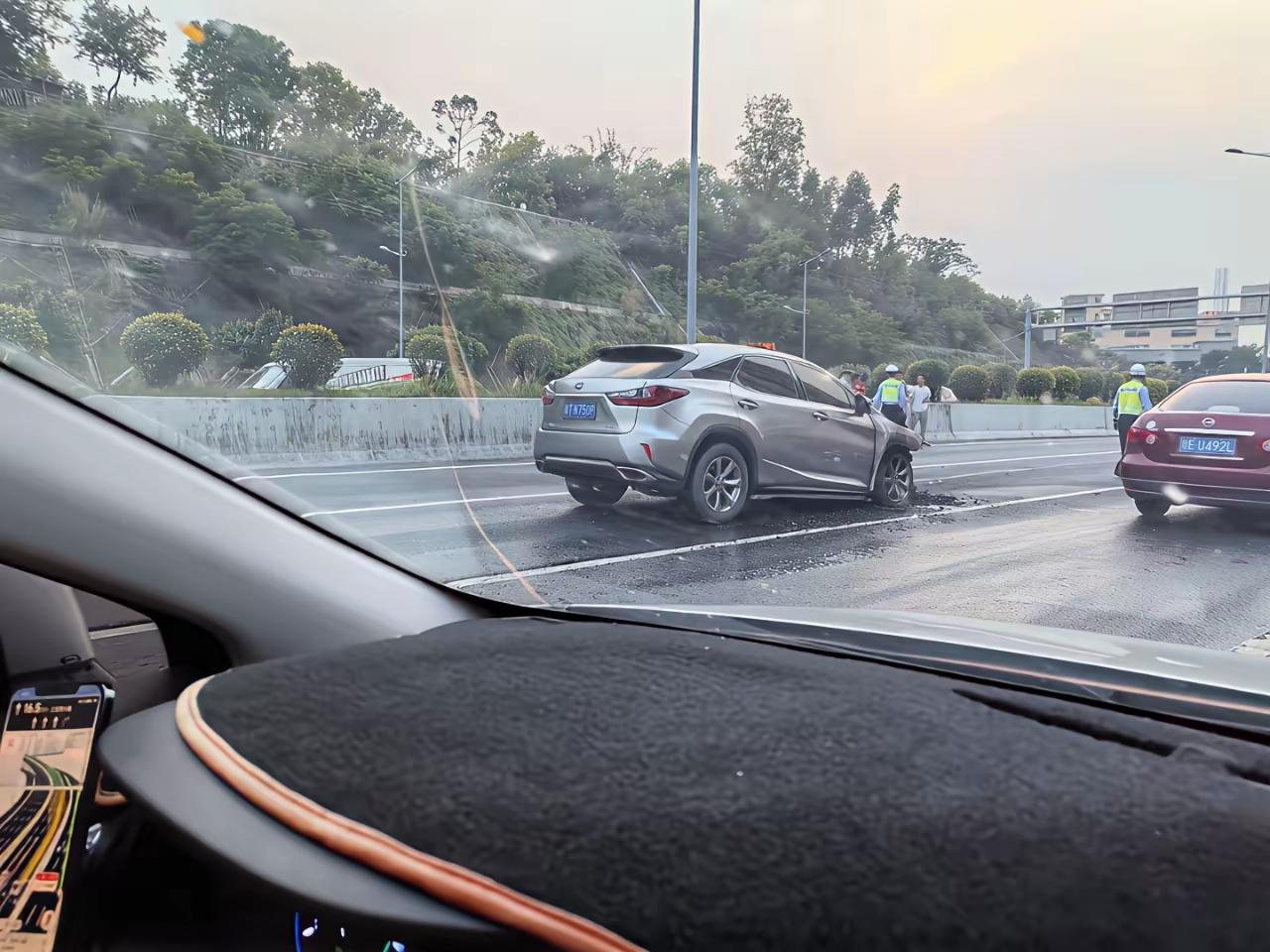 雷克萨斯追尾比亚迪，然后竟然自己燃了？！