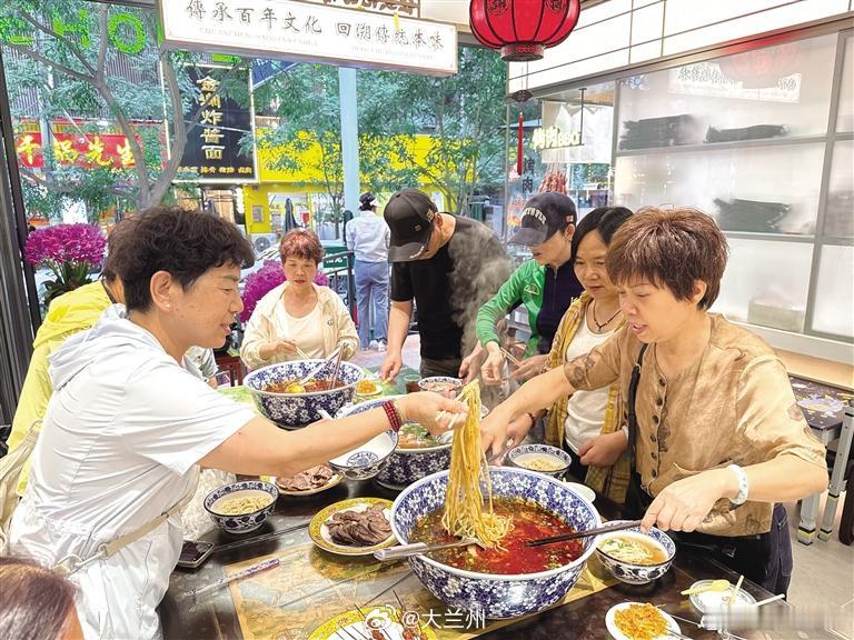 兰州鸳鸯拉面一碗吃出双口味【坚守本味不改花样创意频出兰州牛肉拉面解锁多元吃法