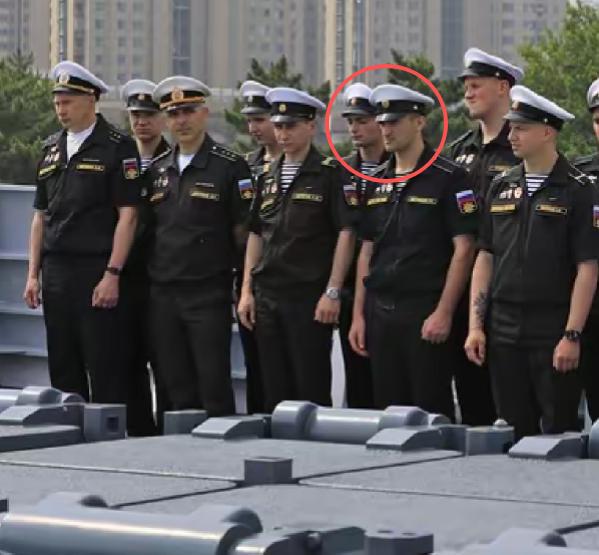 站在中国052D驱逐舰的垂发单元前，俄罗斯海军没一个笑得出来。 7月