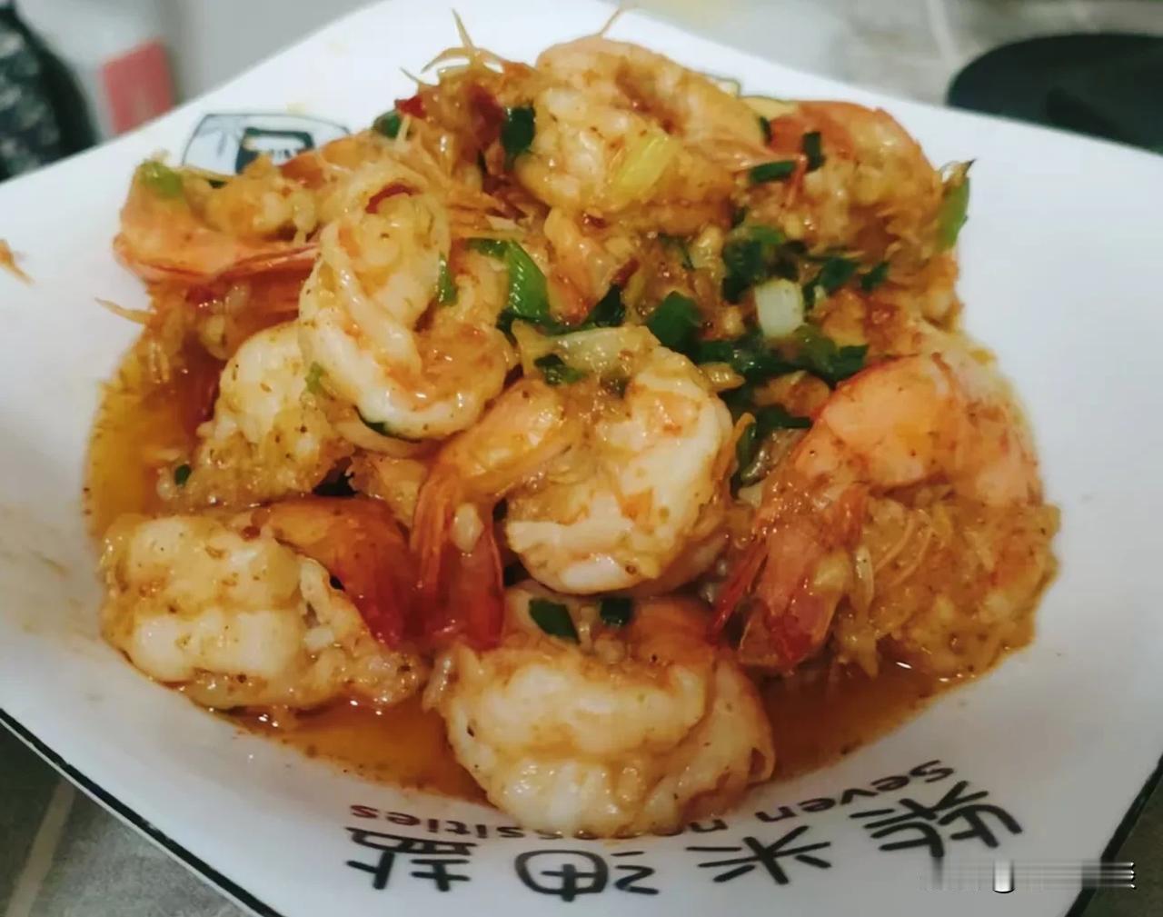真是可恶！妹妹又在姐妹群里晒她的厨艺。中午，她做了3道菜，一道是蒜蓉大虾，一