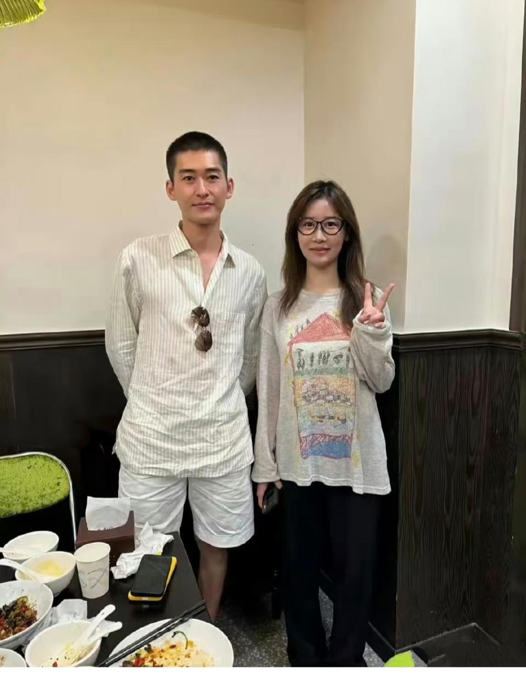 张翰，裤子上的褶子看着好邋遢。