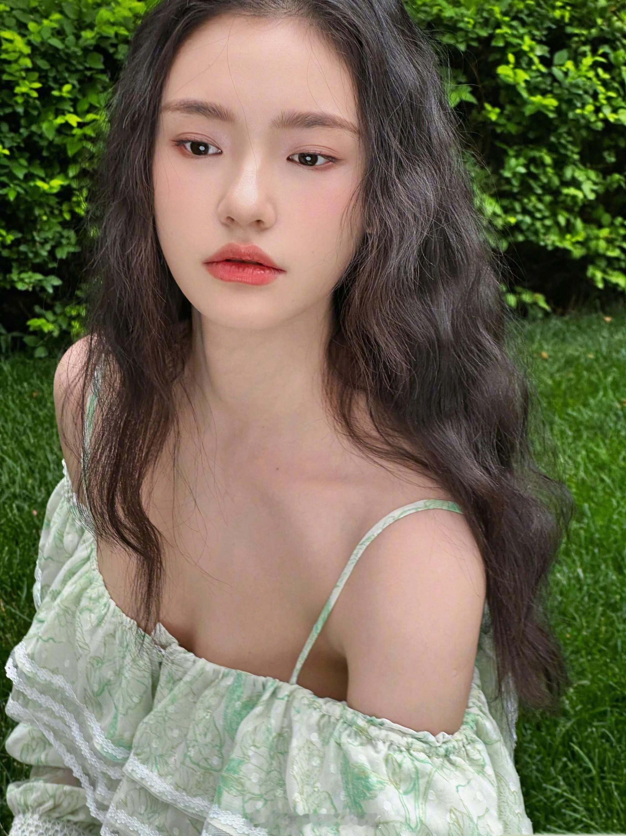 林允绿意花裙娇美迷人