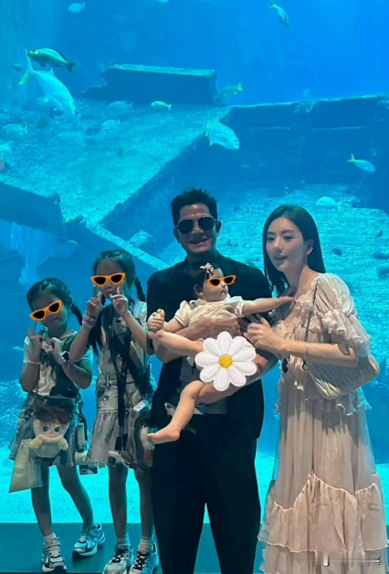 已经60岁的郭富城和方媛结婚走到第九个年头，如今是有着三个女儿的五口之家。趁着筹