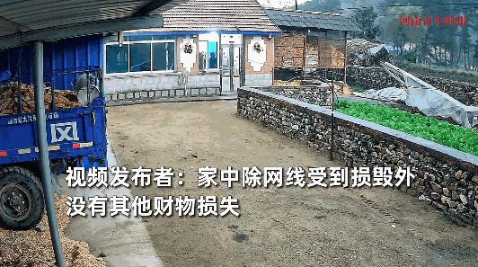 “这就是命啊！”10月1日，辽宁鞍山，一位老人坐在院子里乘凉，突然发现天上似乎要