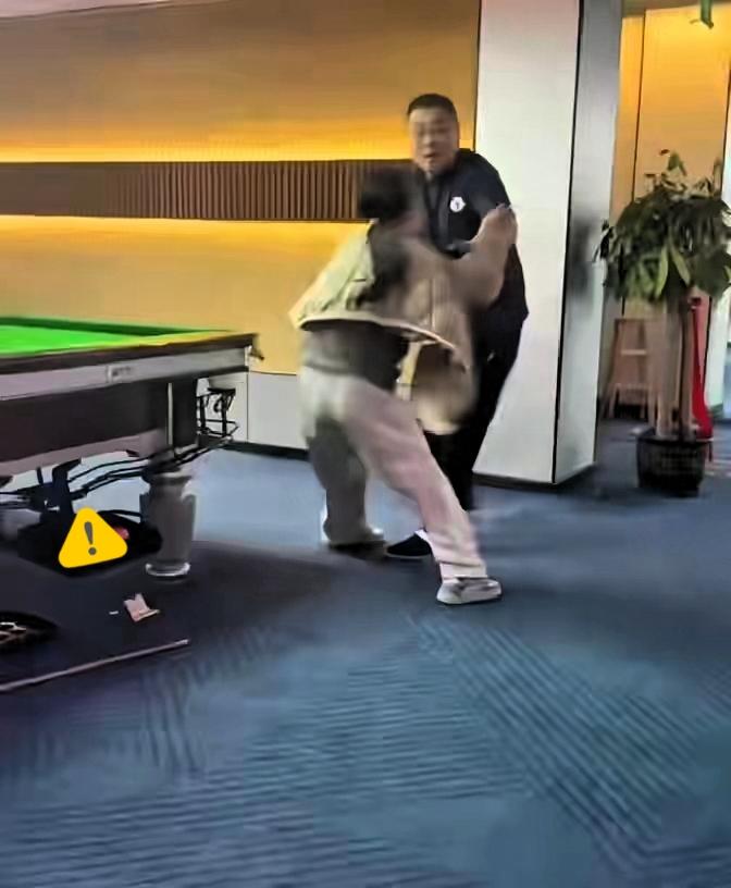 “我不发工资你随便告！”广西防城港这老板的嚣张，真是刷新认知！19岁女孩讨300