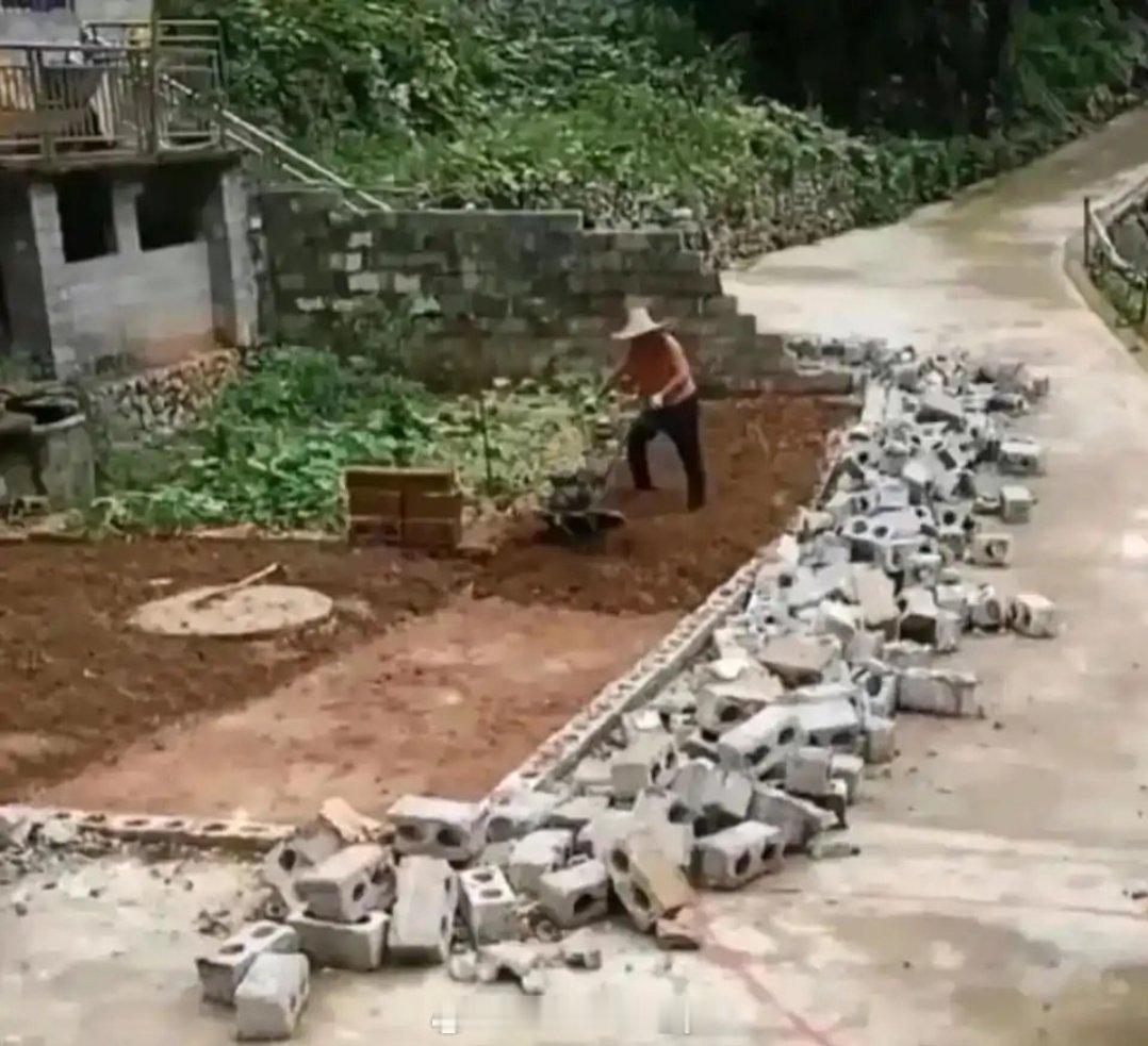 农村人真没格局！修路造福于民，让出三尺地又如何？