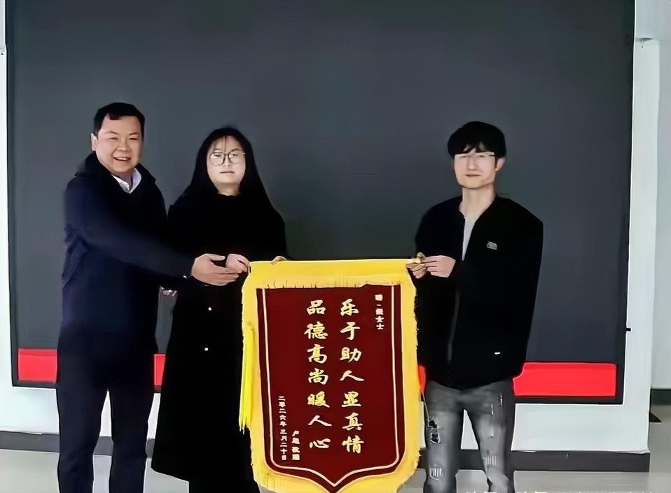 3月26日报道，湖南一网约车司机在接单途中突发疾病，于是他向后座的女乘客求助，没