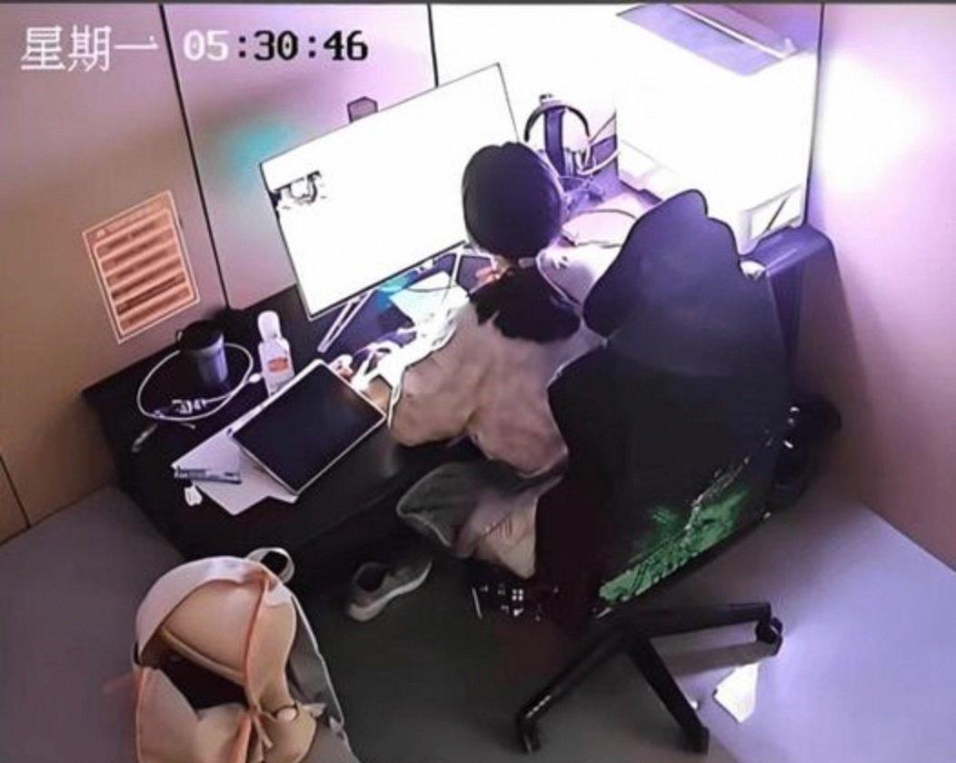 新疆阿勒泰电竞馆里，一个姑娘天天来，不玩游戏，只刷题。一坐就是十几个小时。老板看