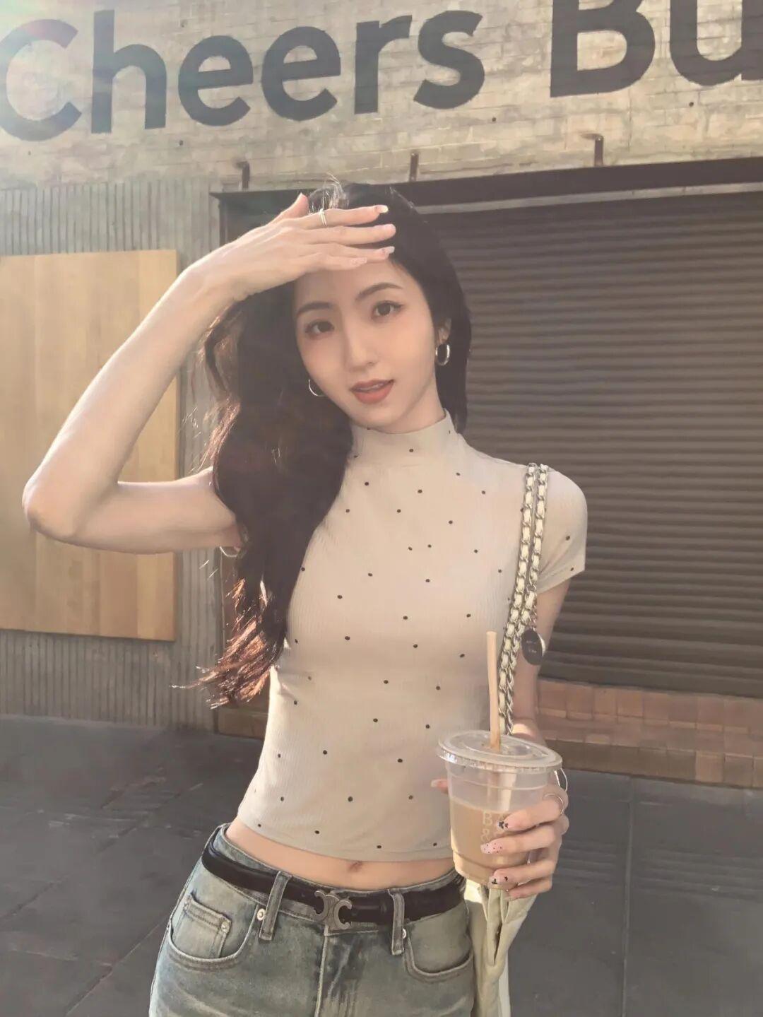 街头午后：偶遇一位气质女神，随手抓拍都是氛围感大片淡雅街景随拍街角里的美女分