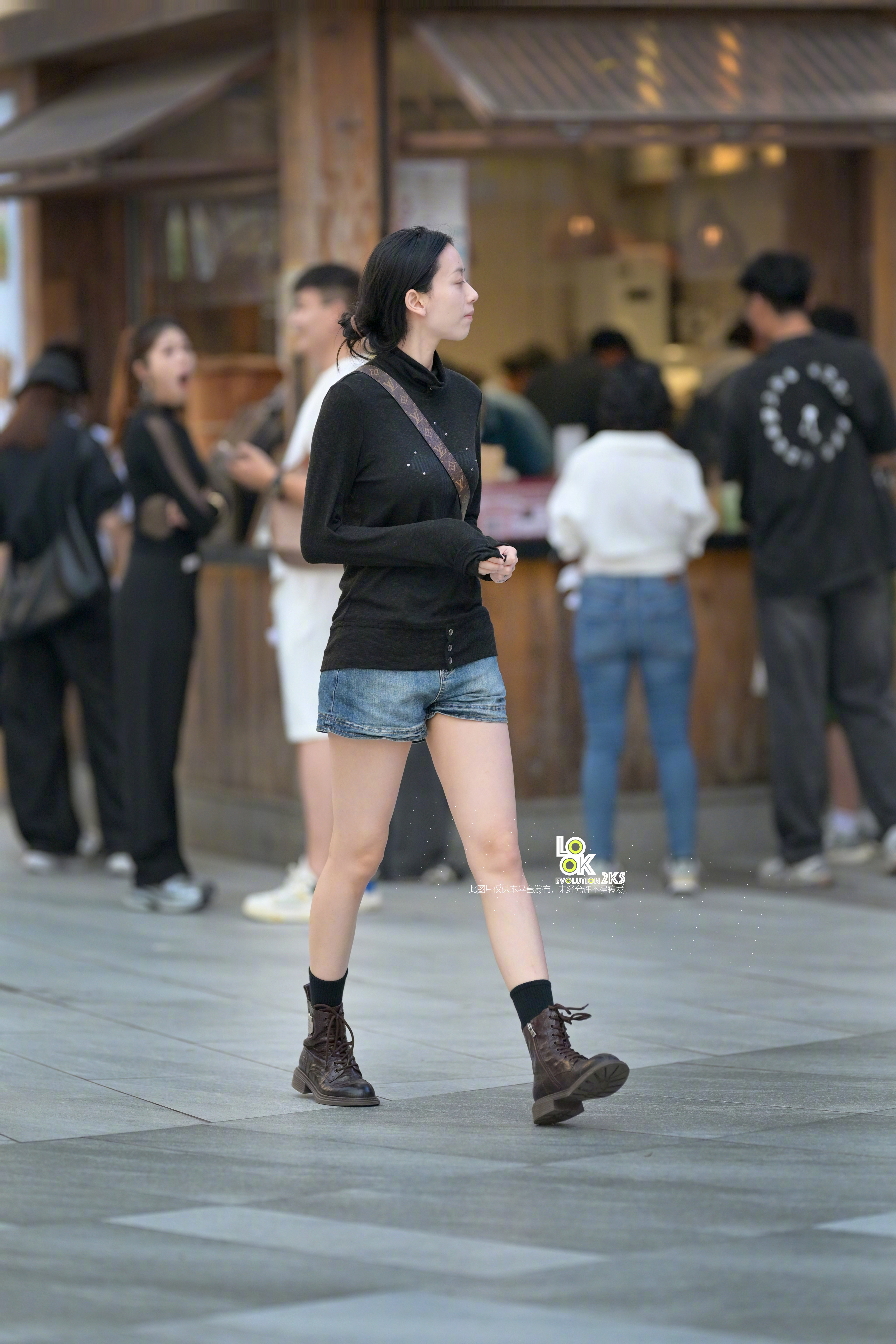 微博你只要关注了那几个主流账号过后。。。。。基本上你就别想在刷到你朋友的内容！我