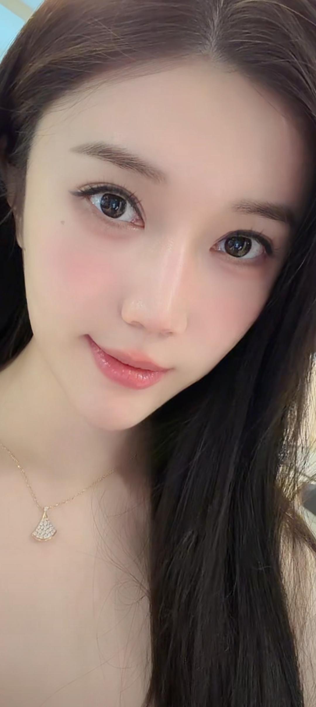 这位美女笑得真甜啊！