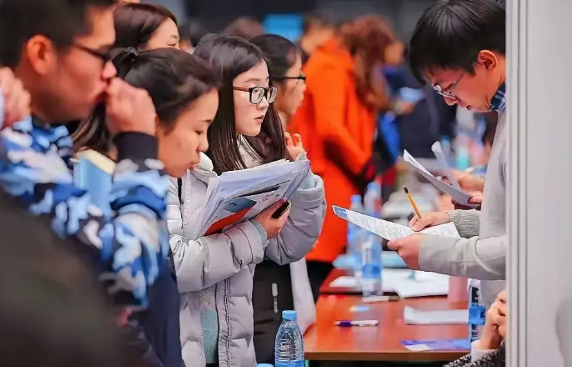 大学4年，真正决定未来的，却只有2年！昨晚跟儿子的大学老师聊天，他说，其实，真正