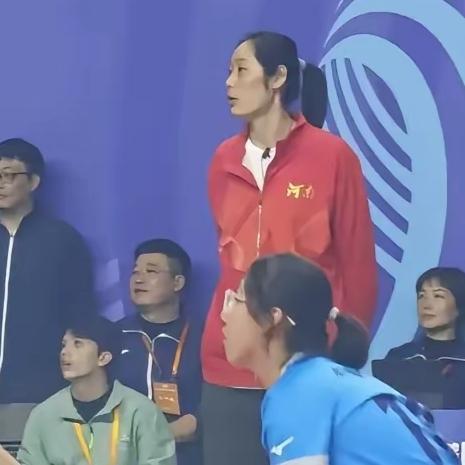 万事开头难！朱婷头回当教练，虽说有点紧张，但总算跨出第一步啦！“朱指导”上