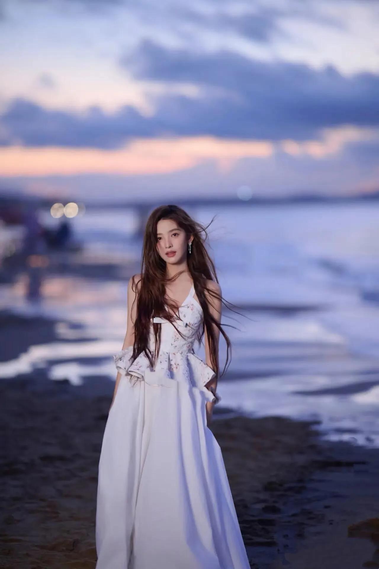 如何在海边为女生拍出知性的感觉，这块啊，首先我们要把氛围营造玩出诗意。用纯色打底