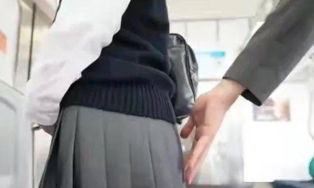 湖南，一女子在某快递驿站工作，上班第一天，老板对女子进行了猥亵。事后，女子将此事