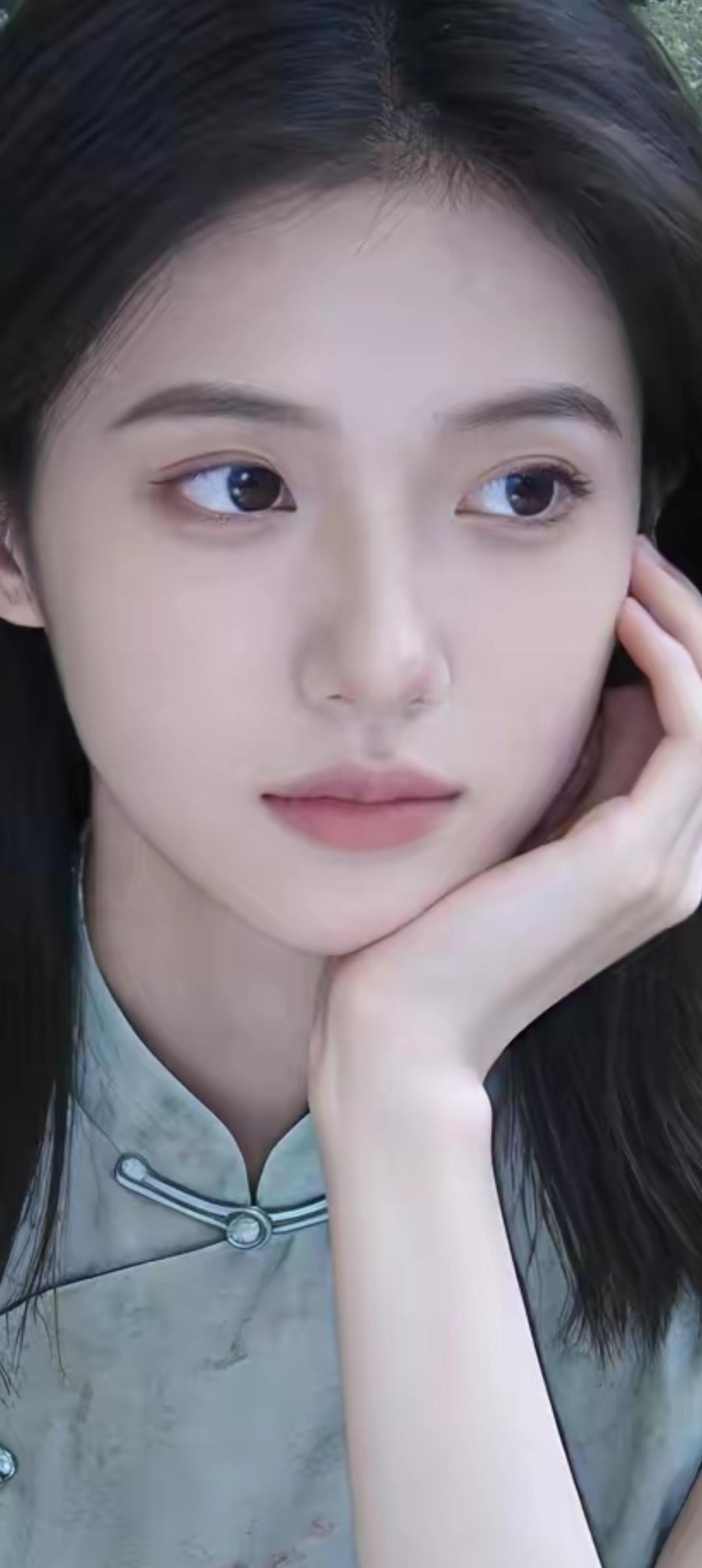 沉思的少女，手托下巴，眼神迷离，仿佛在思考着什么。