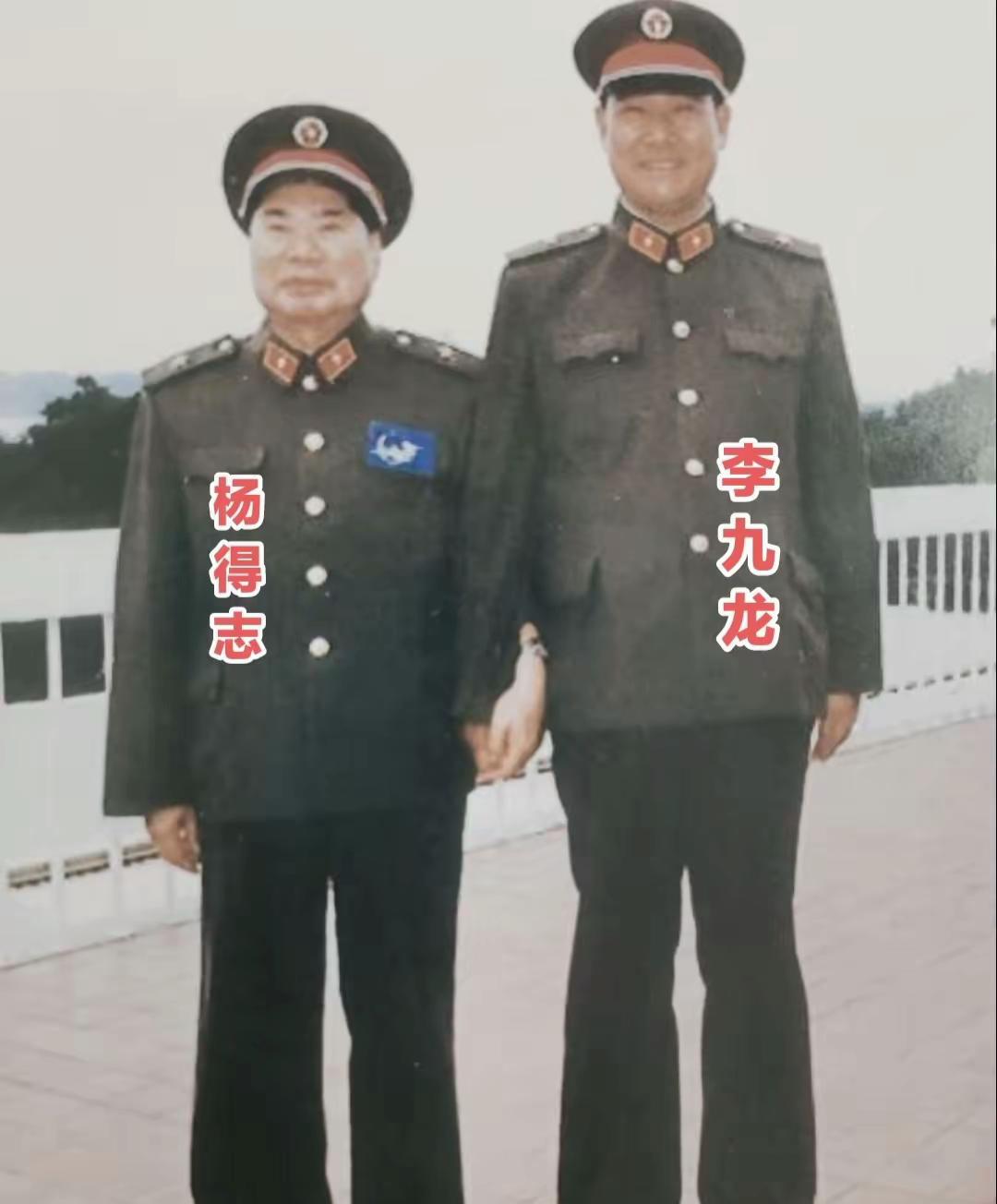 1986年时任济南军区司令员的李九龙，陪同解放军总参谋长杨得志视察部队时留下的这