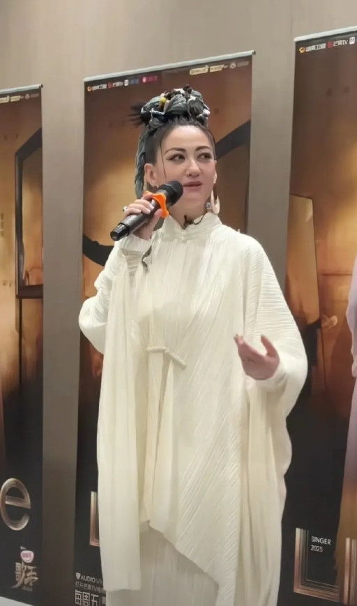 者来女的网络口碑彻底塌房了，无论她做什么，网友们都是一片批评之声。这也没办法，