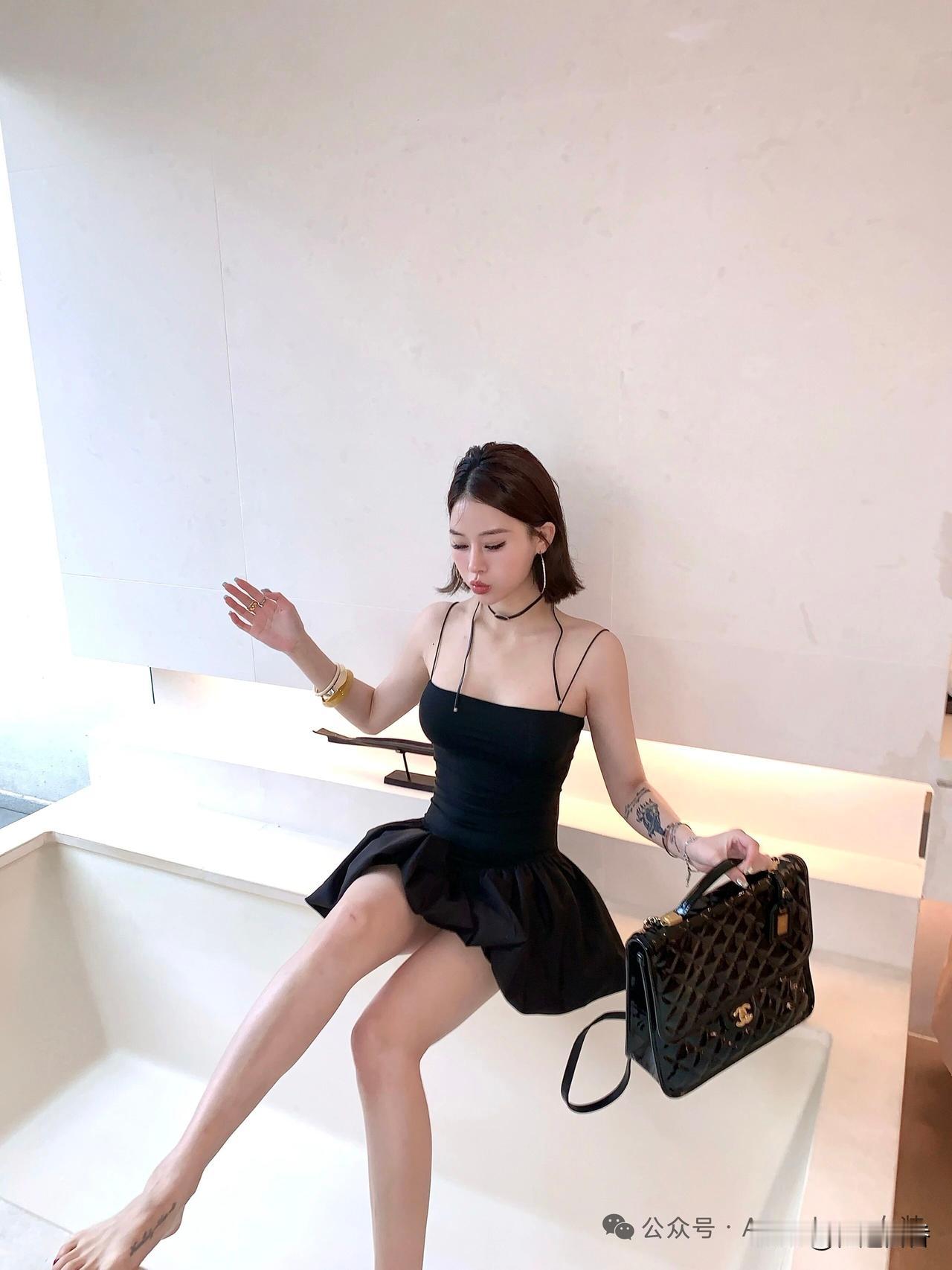 优雅黑裙穿搭，手提包搭配，时尚感满满！