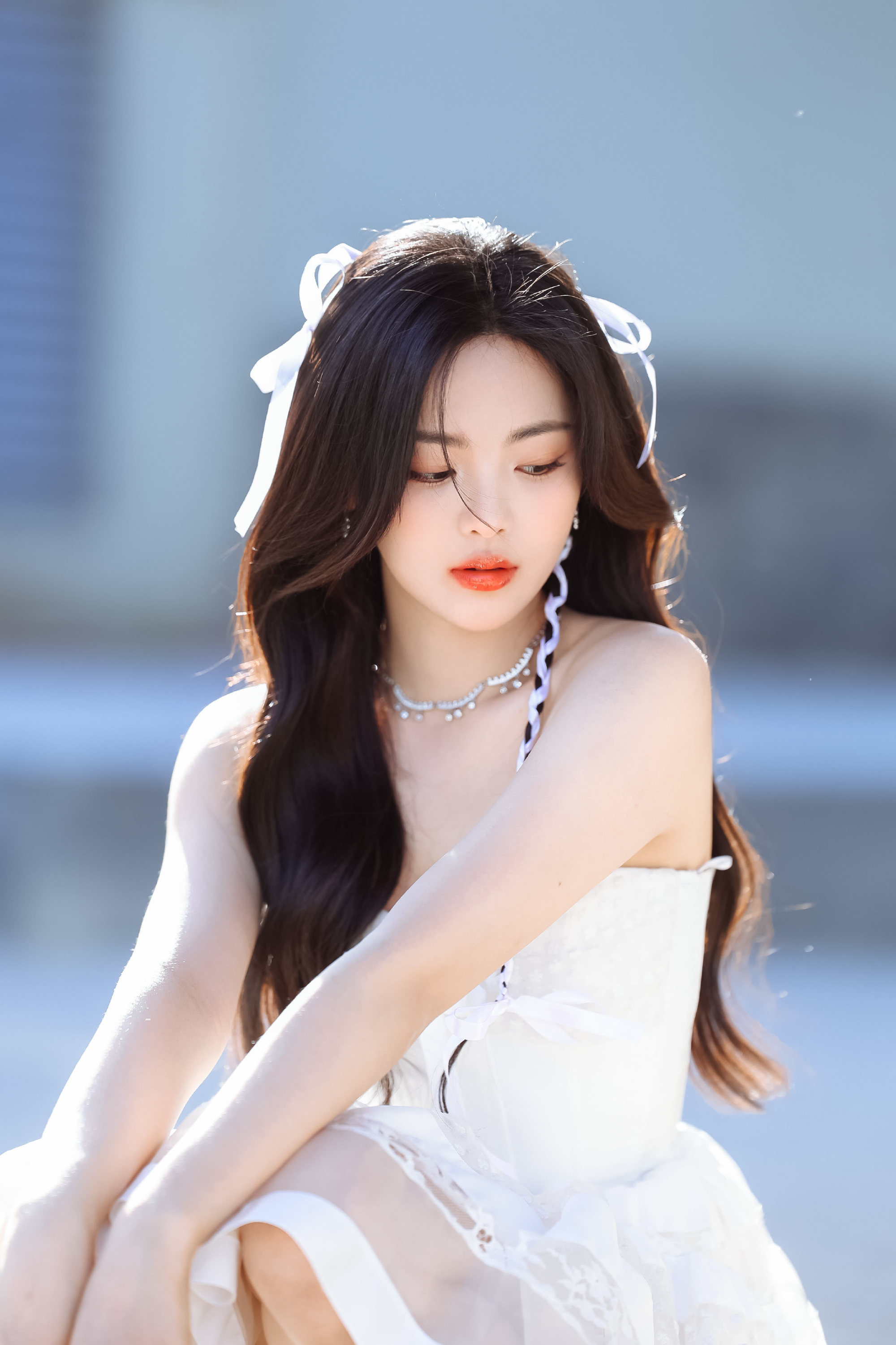 杨超越，白裙少女，肤白貌美，青春可人。杨超越全网热点共创计划