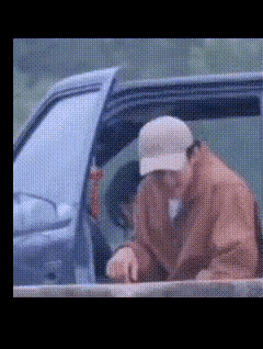 就问谁的车门能舍得这么用？估计用不了多久就得坏了。黄景瑜给大家做了不好的示范。