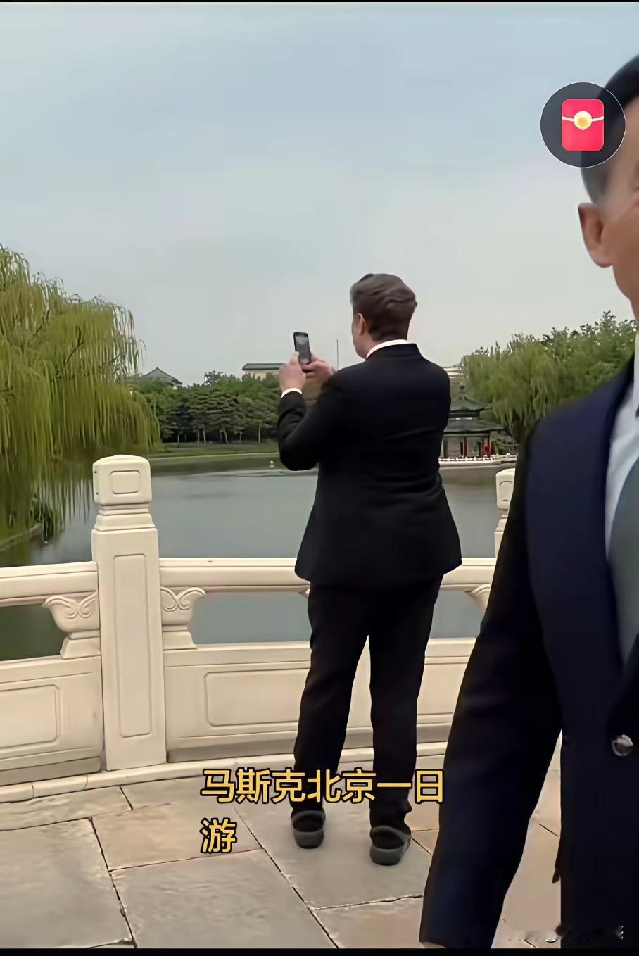 马斯克应该是一个比较喜欢游山玩水的人，也是一个非常有好奇心的人，看到美景，他也随