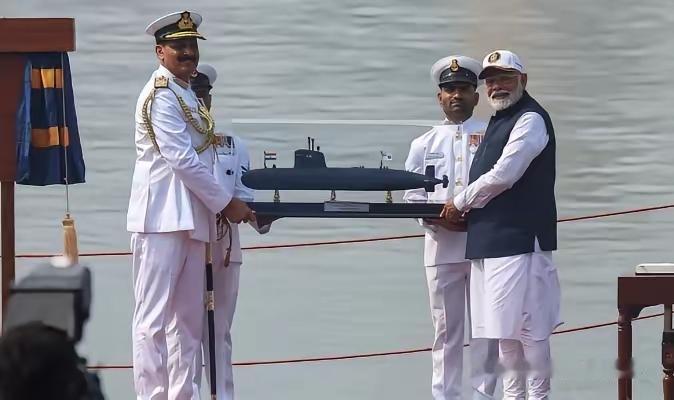 印度前海军副总参谋长普拉卡什这波发言！他一本正经说“中国追印度航母要10年”，这