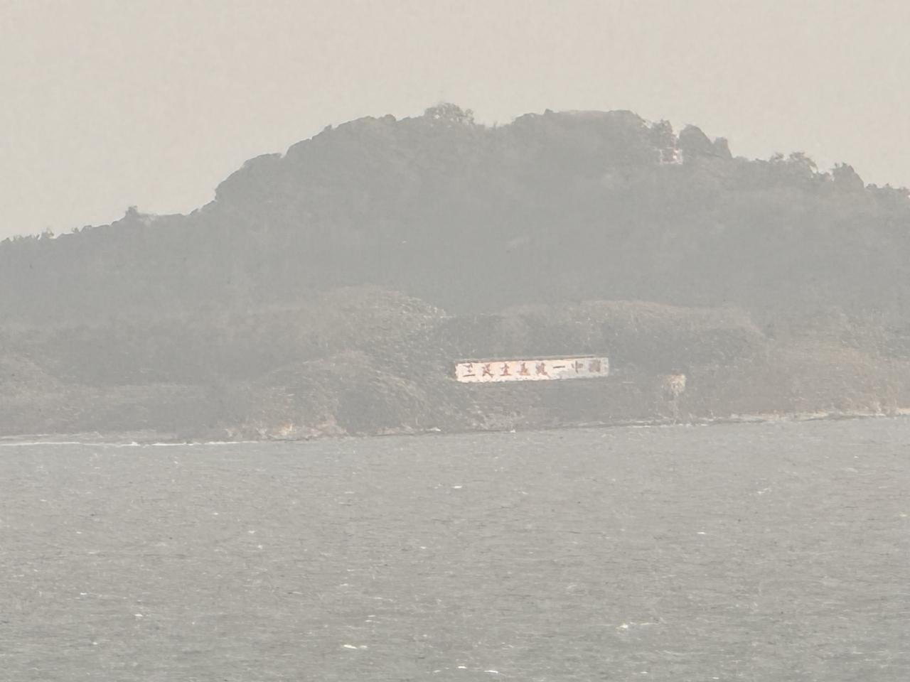 应该让每一个中国人都来厦门岛，走近对面的金门岛看看，近在咫尺却无法越过，本来是两